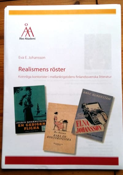 Pärmbild till Eva E. Johanssons doktorsavhandling "Realismens röster. Kvinnliga kontorister i mellankrigstidens finlandssvenska litteratur".