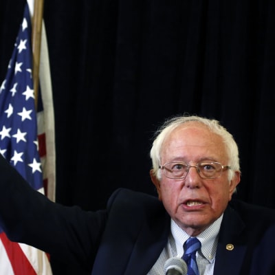Bernie Sanders med höger hand i luften.