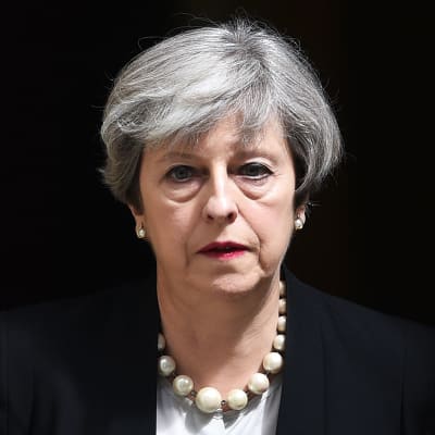 En sammanbiten Theresa May uttalade sig utanför 10 Downing Street på tisdagen den 23.5 efter attacken i Manchester.