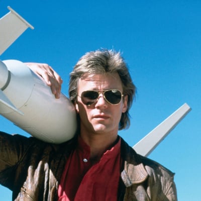 MacGyver med raket på axeln.