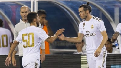 Gareth Bale kommer in på planen.