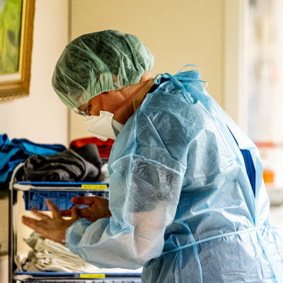 En sjukskötare i skyddsutrustning på en coronaavdelning på sjukhus.