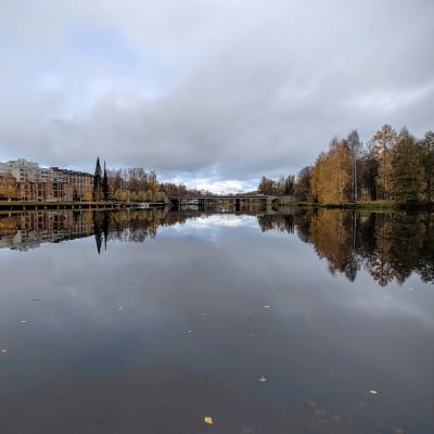 Tyyni Vanajavesi, johon heijastuu syksyinen Hämeenlinnan kaupungin siluetti.