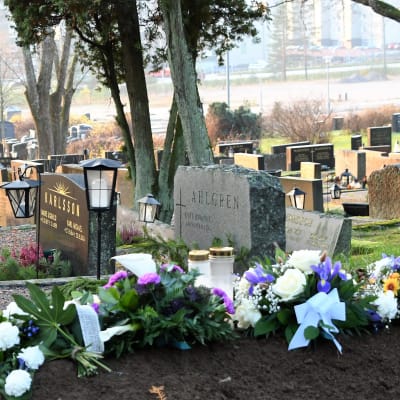 En grav som ännu inte har blivit täckt på begravningsplatsen i Borgå. På graven ligger buketter med friska snittblommor.