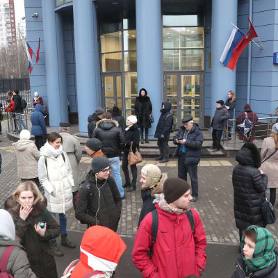 Moskvabor står utanför en domstol i Moskva.