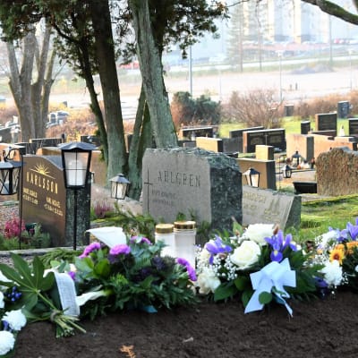 En grav som ännu inte har blivit täckt på begravningsplatsen i Borgå. På graven ligger buketter med friska snittblommor.
