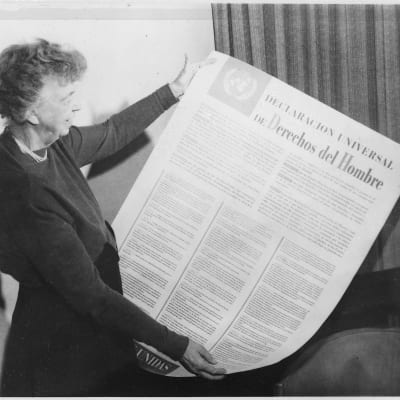 Eleanor Roosevelt visar upp FN:s deklaration för de mänskliga rättigheterna på spanska