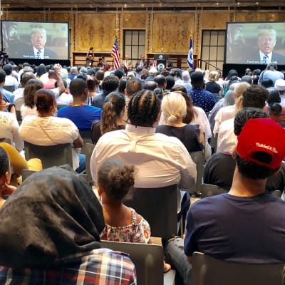President Trump i videohälsnng till salen med nya medborgare.