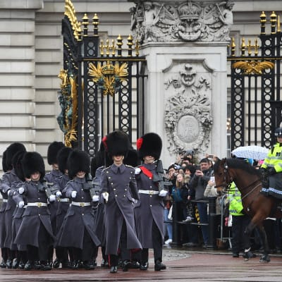 Vaktombyte vid Buckingham Palace i London.