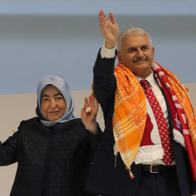 Binali Yildirim och hans hustru Semiha på partikongressen i Ankara