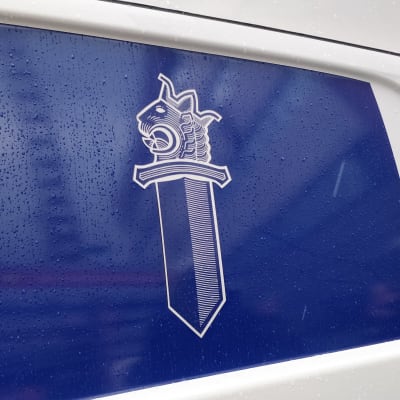 Poliisiauton kyljessä poliisin miekka-symboli.