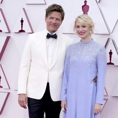 Thomas Vinterberg och hans fru Helene Reingaard Neumann på röda mattan från Oscarsgalan 2021. 