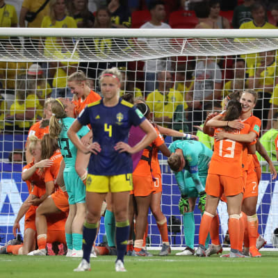 Svenska spelaren Hanna Glas deppar medan holländska spelare jublar i bakgrunden.