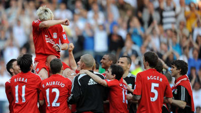 Sami Hyypiä bärs fram av lagkamrater i samband med avskedsmatchen för Liverpool 2009.