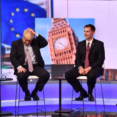 Storfavoriten Boris Johnson (till vänster) och tvåan Jeremy Hunt under tisdagens tv-debatt mellan de fem kvarvarande kandidaterna i tävlingen om att efterträda Theresa May. 