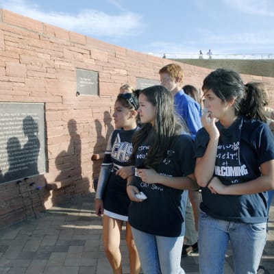 Elever i skolan i Columbine  ser på minnestavlor av dödsoffren i sin skola på 20-årsdagen av massakern den 20 april i år
