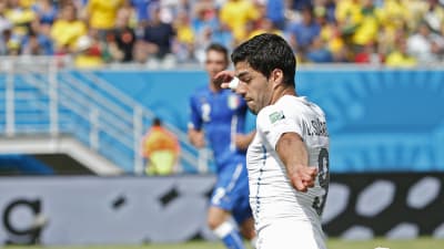 Luis Suarez sparkar boll.