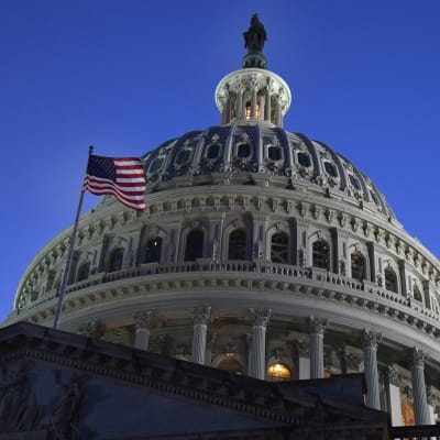 Den amerikanska flaggan med kongresshusets kupol i bakgrunden. 