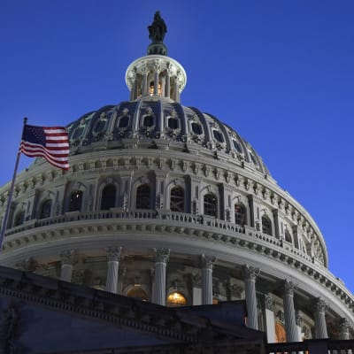 Den amerikanska flaggan med kongresshusets kupol i bakgrunden. 