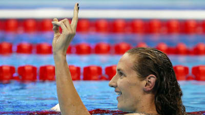 Katinka Hosszu med två fingrar i luften.