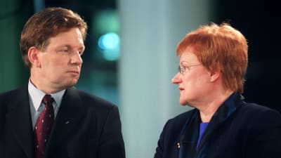 Presidenttiehdokkaat Esko Aho ja Tarja Halonen kohtaavat Presidentti 2000 -televisio-ohjelmassa 16.1.2000 ennen presidentinvaalien toista äänestyskierrosta.