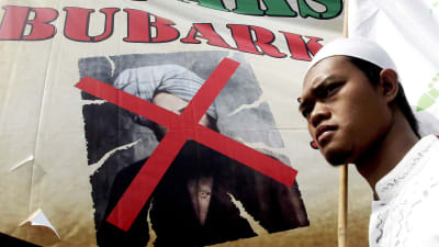 Indonesiska muslimer protesterar mot Ahmadiyya-muslimer och kräver att regeringen förbjuder rörelsen. 