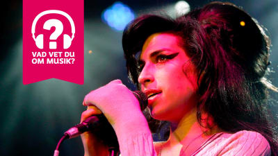 Amy Winehouse sjunger i en mikrofon.