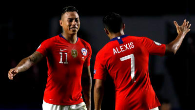 Vargas och Sanchez firar Chiles mål.