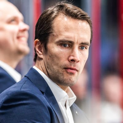 Tuomo Ruutu coachar i tränarbåset.