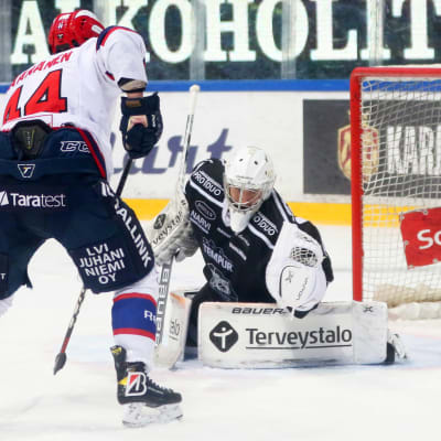 Andrej Karejev räddar ett skott