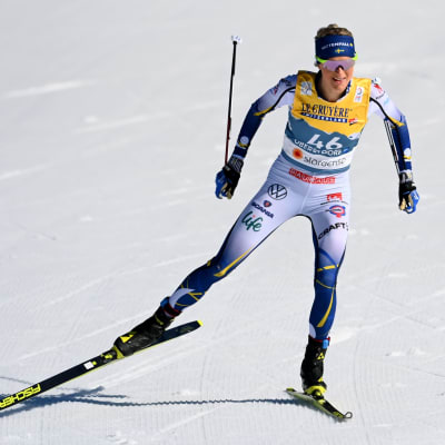 Frida Karlsson hiihtää