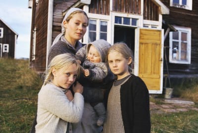 Kuvassa Elinan äiti (Marjaana Maijala), Elinan pikkusisko Irma (Tind Soneby, vas.), Elina (Natalie Minnevik) ja pikkuveli (Zorro Svärdendahl) elokuvasta Näkymätön Elina.