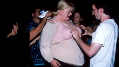 Gwyneth Paltrow får fatsuiten justerad i samband med inspelningen av Shallow Hal.