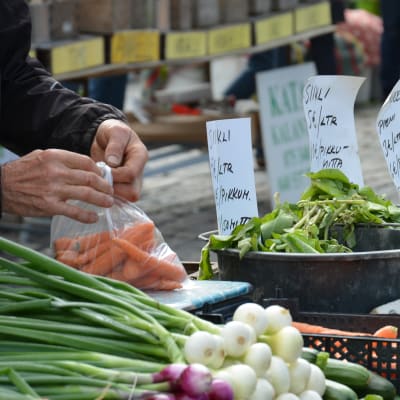 Grönsakshandel på Salutorget i Åbo.
