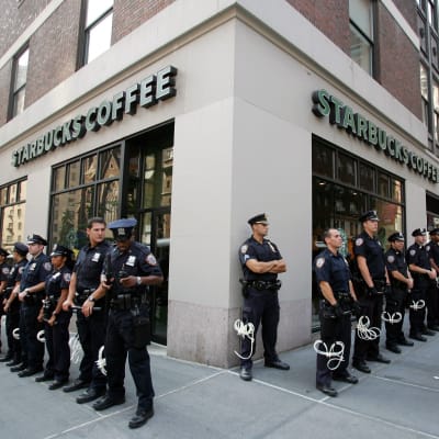 Poliser förbereder sig inför protester mot Starbucks i New York.
