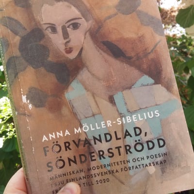 Omslaget till Anna Möller-Sibelius essäsamling "Förvandlad, sönderströdd".