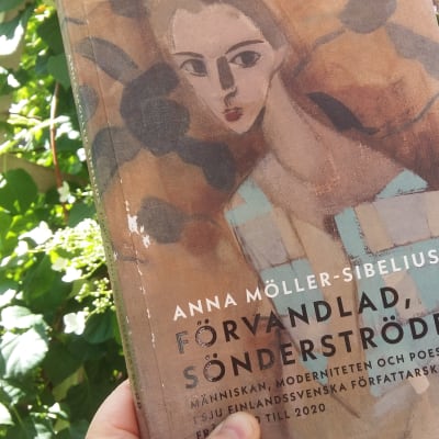 Omslaget till Anna Möller-Sibelius essäsamling "Förvandlad, sönderströdd".