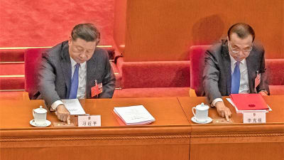 Xi Jinping ha Li Keqiang äänestävät Kiinan kansankongressin istunnossa.