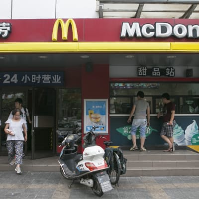 McDonald's stoppar försäljningen av köttprodukter i Kina på grund av misstanke om gammalt kött.