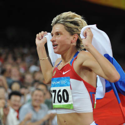 Jekaterina Volkova firar med rysk flagga.