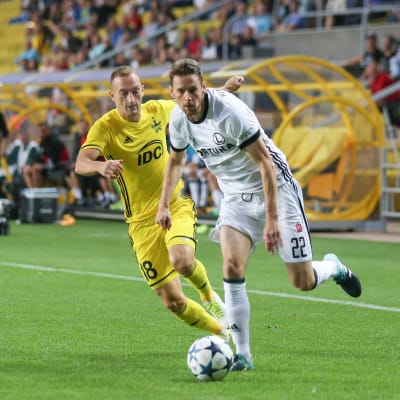 Kasper Hämäläinen löper med bollen mot FC Sheriff med en försvarare i ryggen.