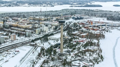 Flygbild över ett vintrigt Tammerfors.