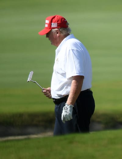 Donald Trump golfar