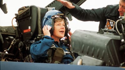 Försvarsminister Elisabeth Rehn testade ett av Hornetplanen i Åbo i augusti 1992.