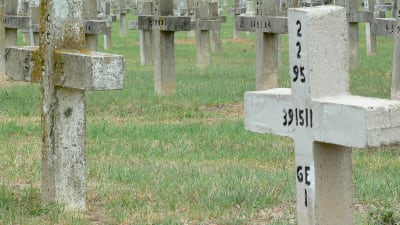 Kors i betong på en begravningsplats.
