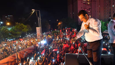 Ekrem İmamoğlu under segerfesten på Taksim-torget. 