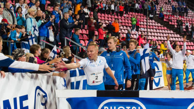 Joonas Rinne hälsar på fans.