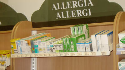 Apotekshylla med allergimediciner