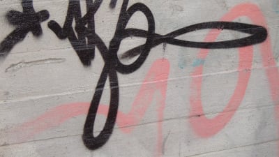 Graffiti på en betongvägg