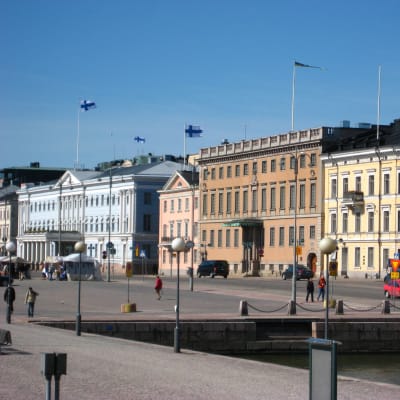 Vy över Salutorget och stadshuset i Helsingfors.